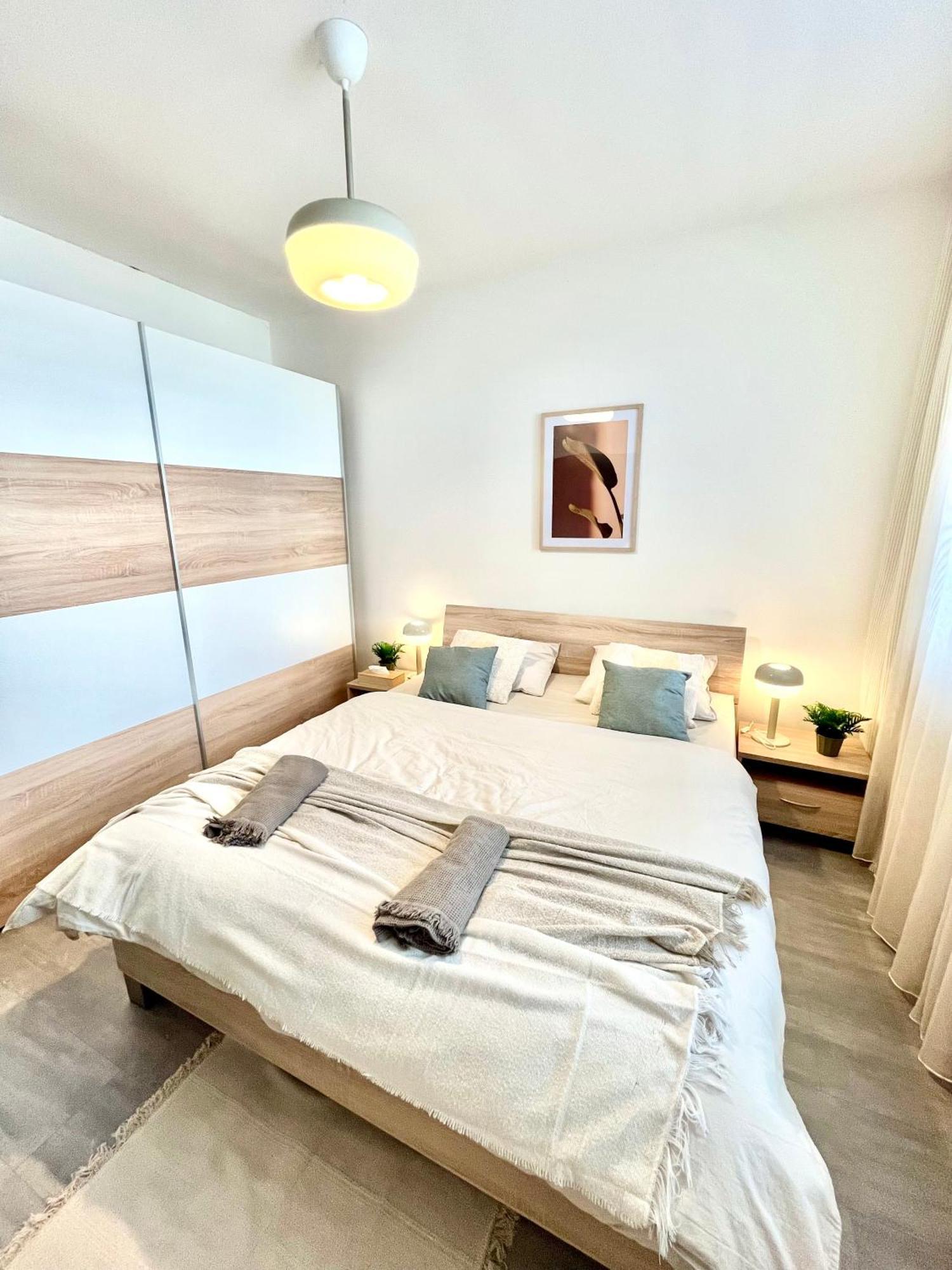 The Elite Suite Downtown 2- Bedroom Apt Ac & Garage Parking Братислава Екстер'єр фото