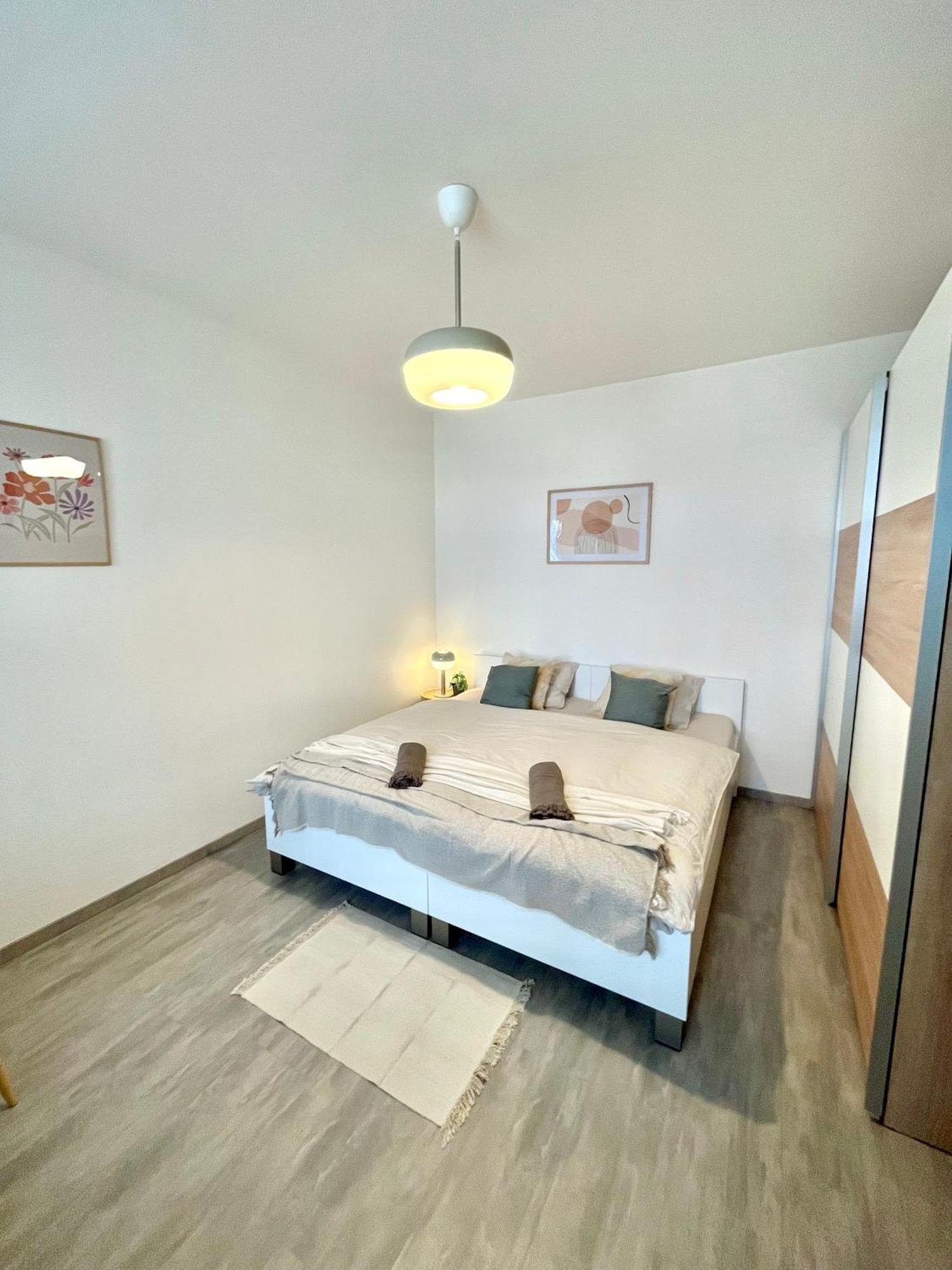 The Elite Suite Downtown 2- Bedroom Apt Ac & Garage Parking Братислава Екстер'єр фото