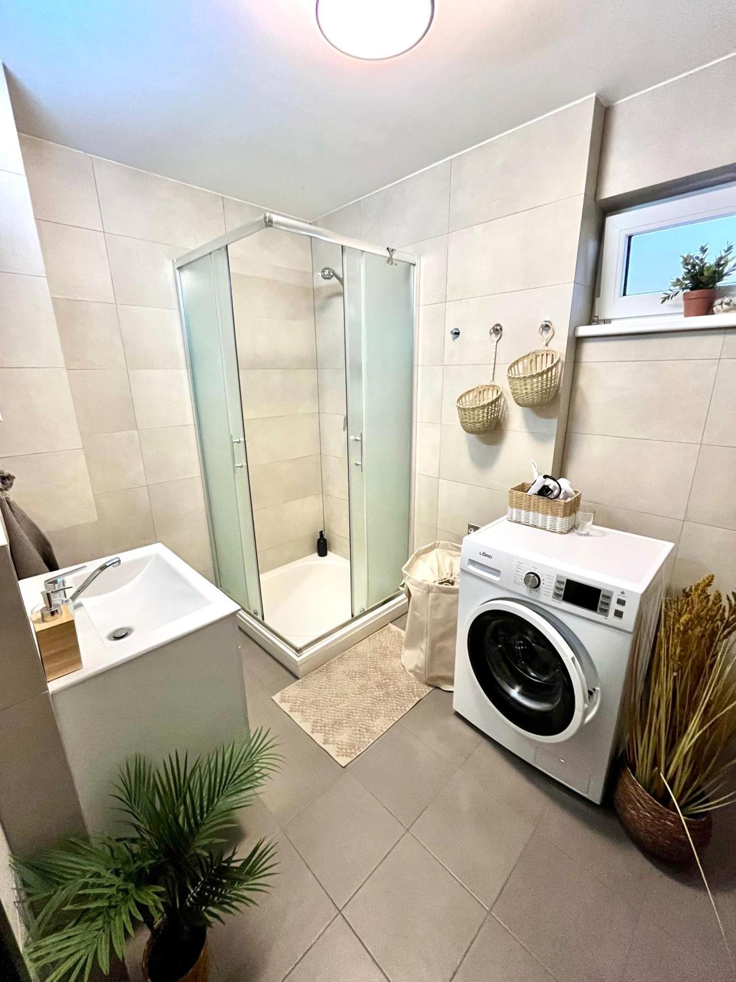 The Elite Suite Downtown 2- Bedroom Apt Ac & Garage Parking Братислава Екстер'єр фото