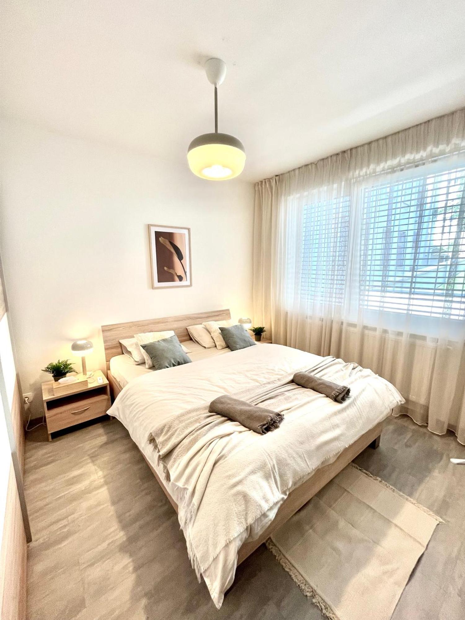 The Elite Suite Downtown 2- Bedroom Apt Ac & Garage Parking Братислава Екстер'єр фото